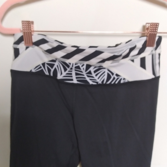 Lululemon Black and White Inspire Cropped Leggings Size 4 - Picture 3 of 9
